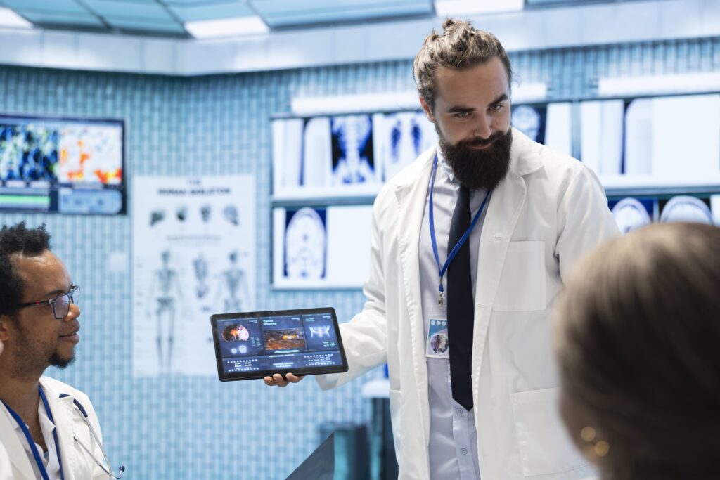 Dokter gebruikt artificële intelligentie om een conclusie te maken.